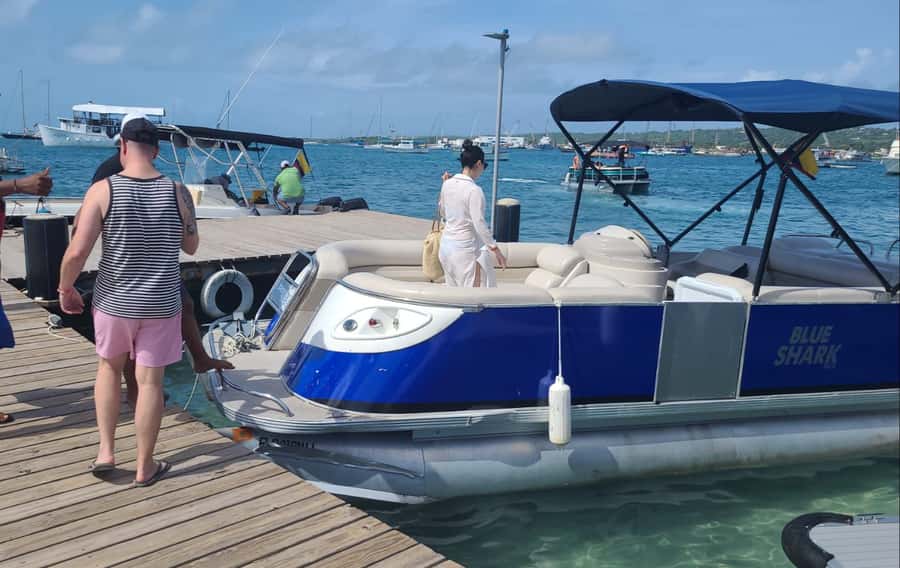 San Andres: Private Boat Trip with Tiki Bar & Rose Cay Stops - A private boat day with a party feel