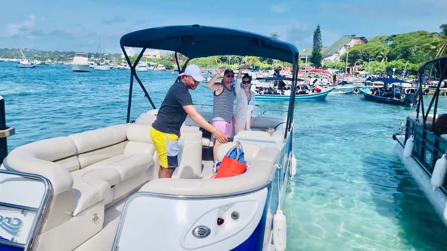 San Andres: Private Boat Trip with Tiki Bar & Rose Cay Stops - Leaving Muelle de la Policia and entering the mangroves
