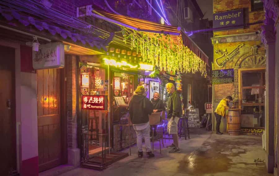 Shanghai: 4-Hour Nightlife Adventure & Tasting Bike Tour - The famous jazz-bar stop and an important expectation