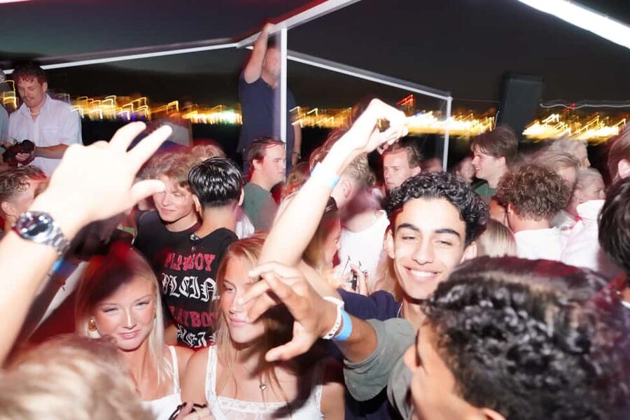 Split: Boat Crawl with Nightclub Access, Shots, & Boat Party - Who should book this night out
