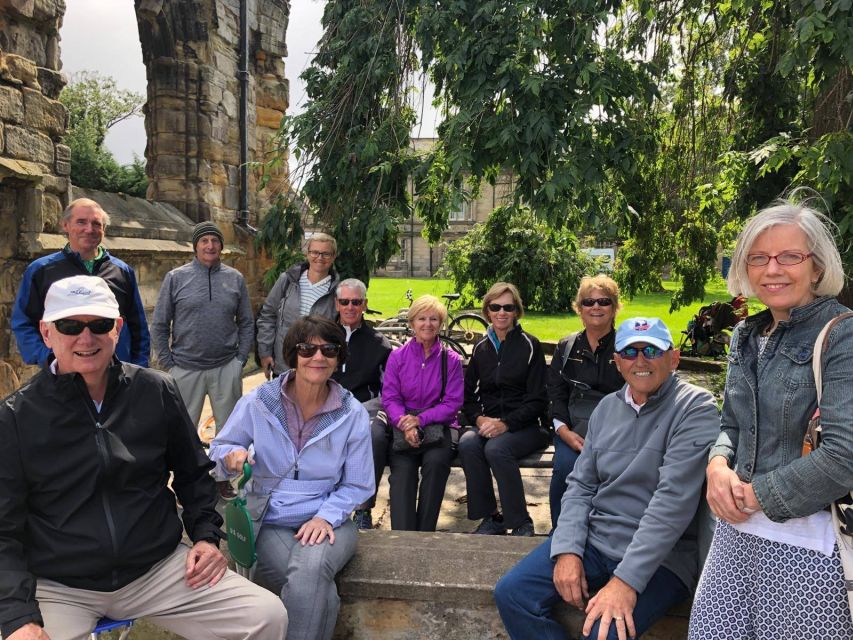 St Andrews: City Highlights Walking Tour with Cocktail - The guide makes the difference
