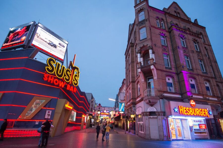 St. Pauli Nightlife Tour with Drag Queen in German - Olivia Jones’ Dollhouse and the bar finale