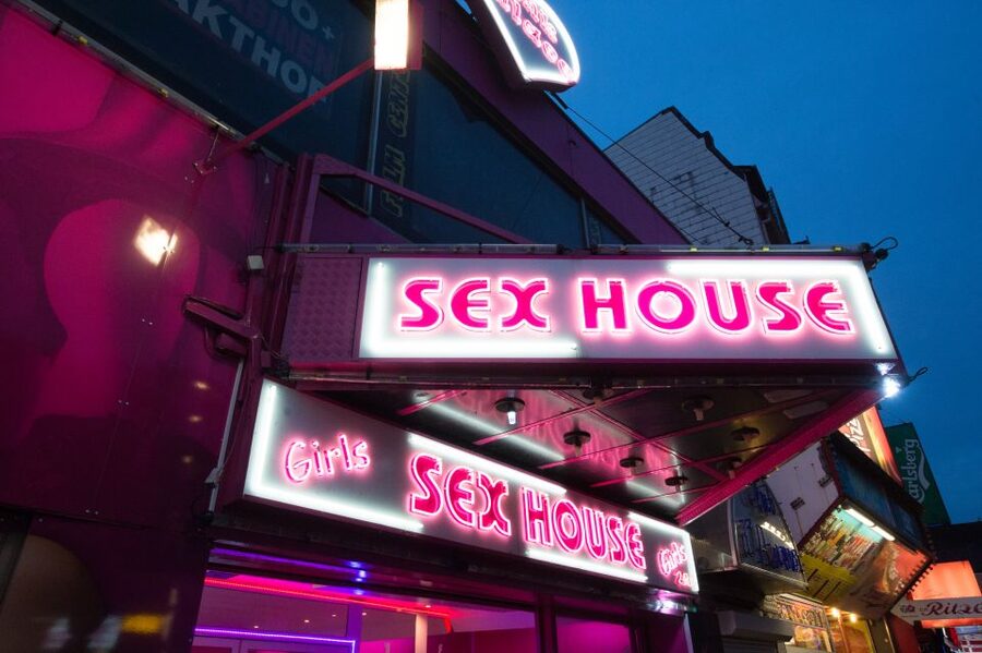 St. Pauli Nightlife Tour with Drag Queen in German - The tone: funny, frank, and not for everyone
