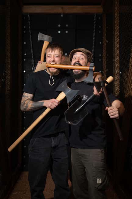 Throw axes & enjoy drinks in Cologne's first axe-throwing bar - Key points at a glance
