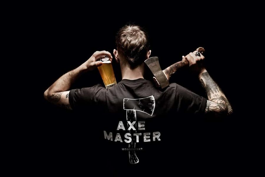 Throw axes & enjoy drinks in Cologne's first axe-throwing bar - Why axe throwing works for a Cologne night out