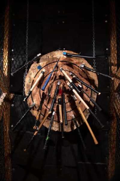 Throw axes & enjoy drinks in Cologne’s first axe-throwing bar