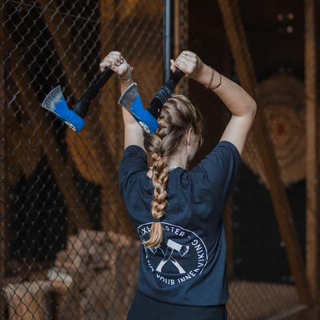 Throw axes & enjoy drinks in Cologne's first axe-throwing bar - Drinks, bar atmosphere, and the real price