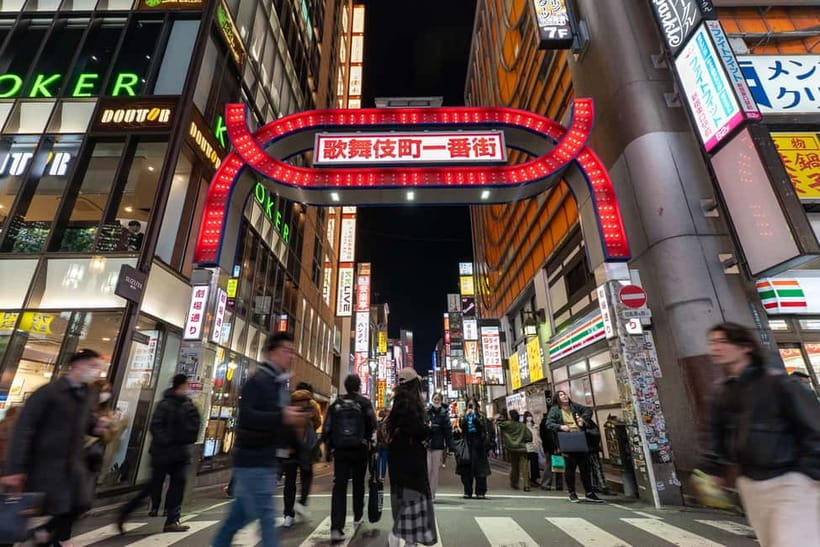Tokyo: Shinjuku Golden Gai Bar Hopping Night Tour - The second bar and a more relaxed finish