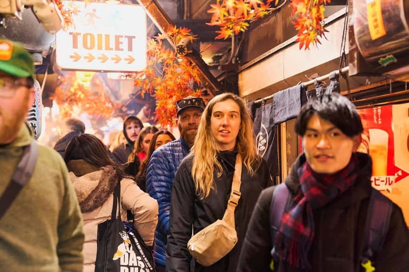 Tokyo: Shinjuku Nightlife & Secret Backstreets Walking Tour - Omoide Yokocho and the small-scale side of Shinjuku
