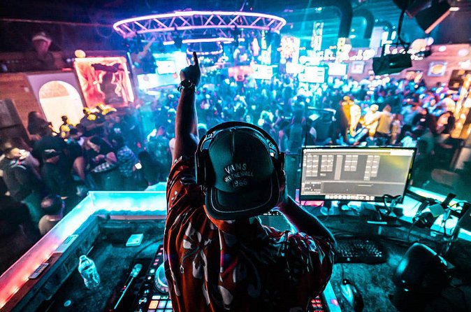 Ultimate South Beach Bar Crawl in Miami - The social side of a 50-person night