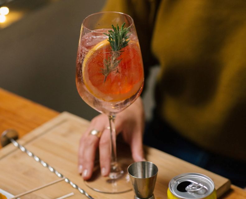 Vila Nova de Gaia: Cocktail Making Workshop - What the host adds to the hour