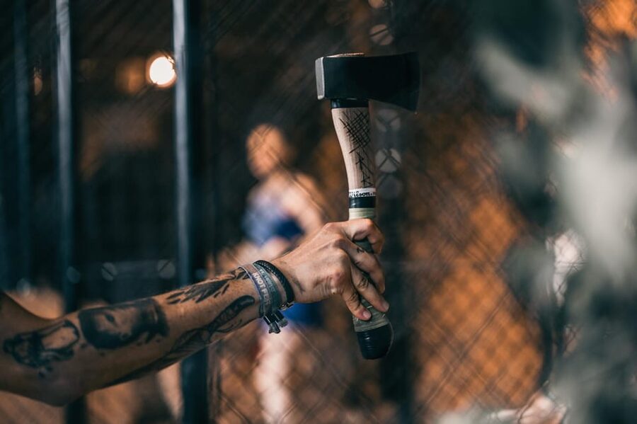 WOODCUTTER - AXE THROWING & BAR EXPERIENCE IN FRANKFURT - Why a private lane matters